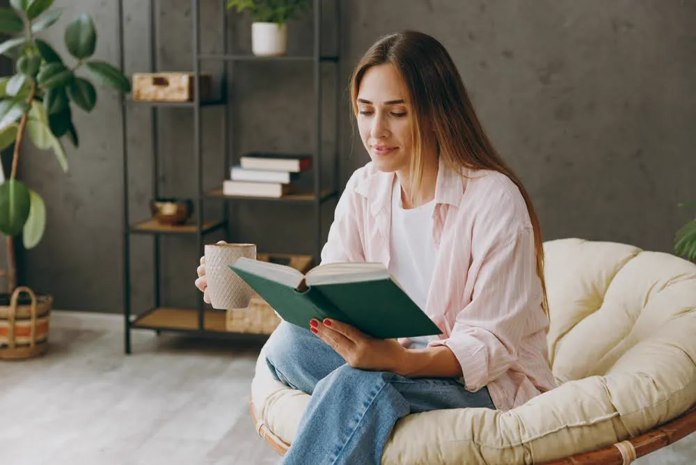 A woman utilizing the connection between attention span and reading comprehension when reading a mystery novel